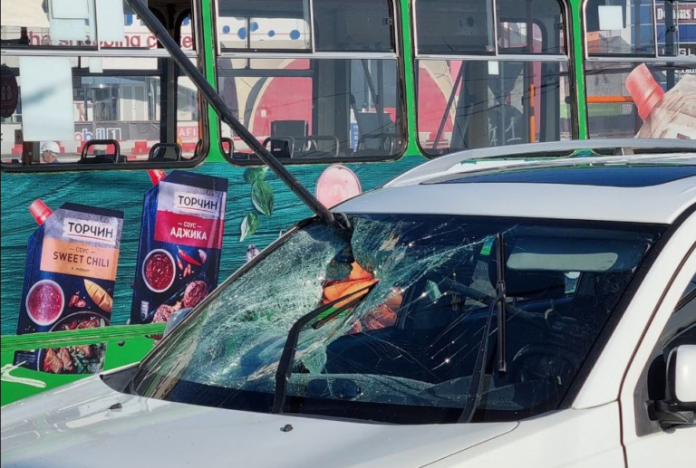(ФОТО) ДТП в столице: разбито лобовое стекло автомобиля. Один человек пострадал
