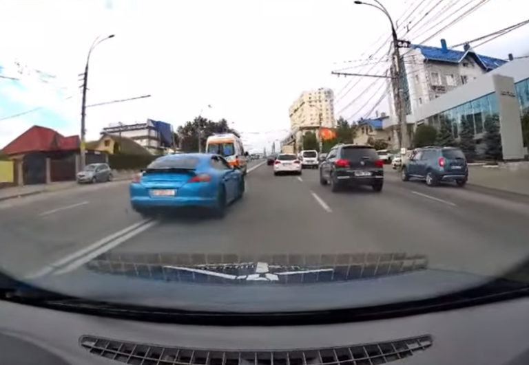 ВИДЕО: Синий Porsche ехал за машиной скорой помощи, одолевая пробки в Кишиневе
