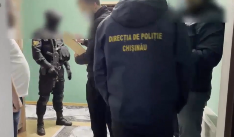 (ВИДЕО) Фальсифицировали договоры купли-продажи автомобилей от имени владельцев: в Молдове раскрыта мошенническая схема