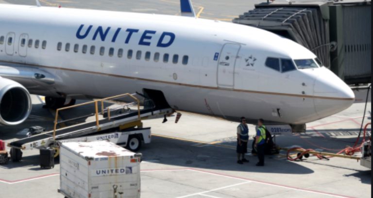 Американская компания United Airlines объявила об увольнении 593 невакцинированных сотрудников