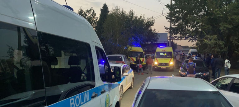 В Алма-Ате мужчина открыл стрельбу по приставам и полицейским, собиравшимся выселить его из дома. Погибли пять человек