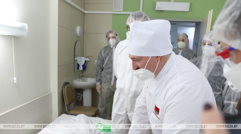 (ВИДЕО) Лукашенко посетил ковидную больницу. Он не хотел одевать маску и побрызгал антисептиком себе в лицо
