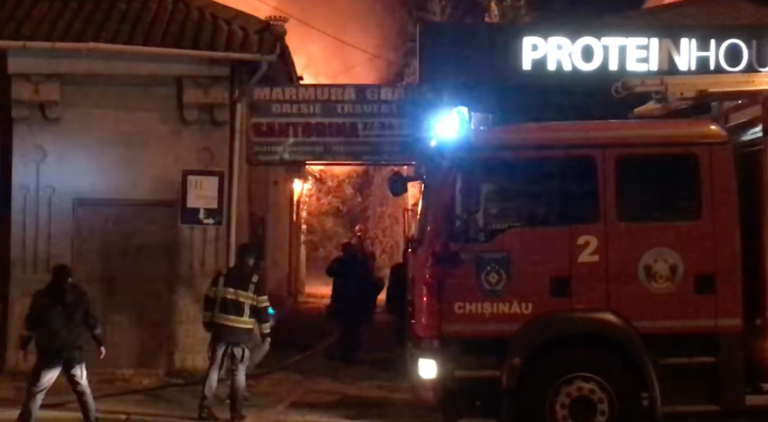 Пожар посреди ночи в центре Кишинева. Три бригады пожарных вмешались после того, как загорелась терраса