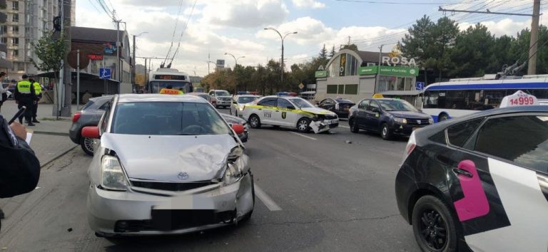 (ФОТО) Патрульная бригада попала в ДТП в Кишиневе