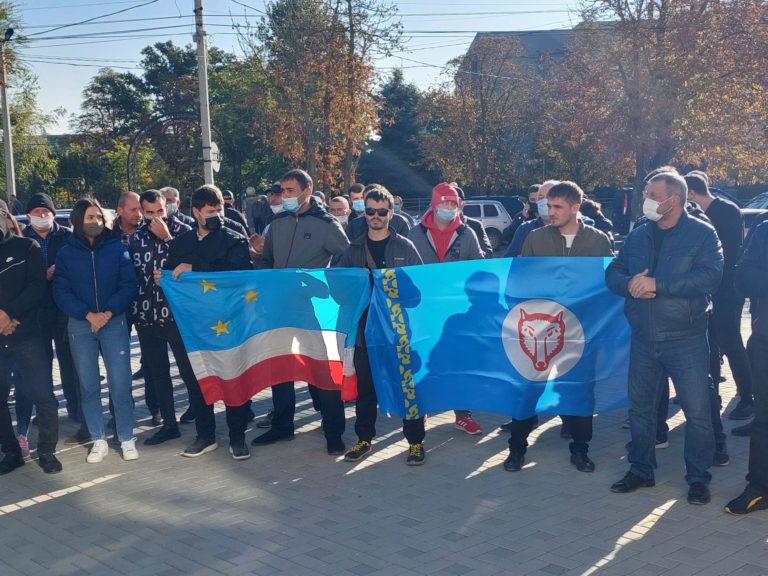 (ВИДЕО/ФОТО) «Жос Майя Санду, свободу генпрокурору». В Комрате прошел митинг в поддержу Александра Стояногло