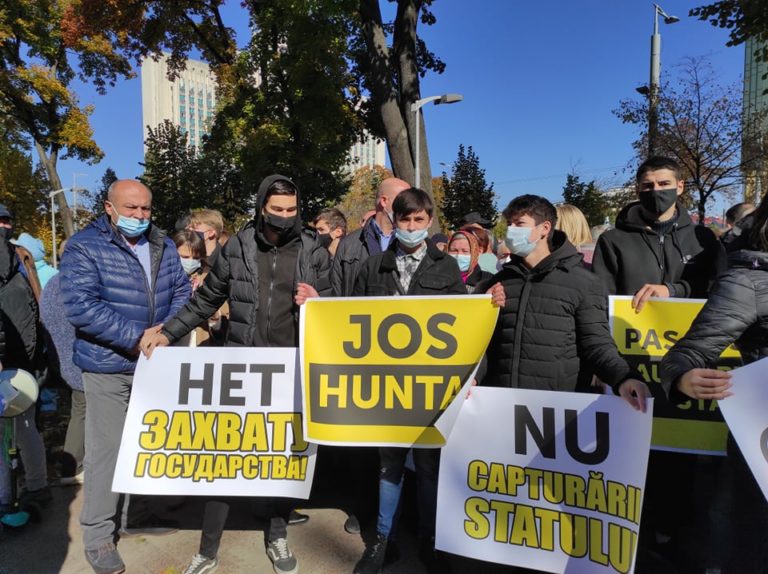 (ФОТО) У Парламента Молдовы начался протест. Среди протестующих много молодежи