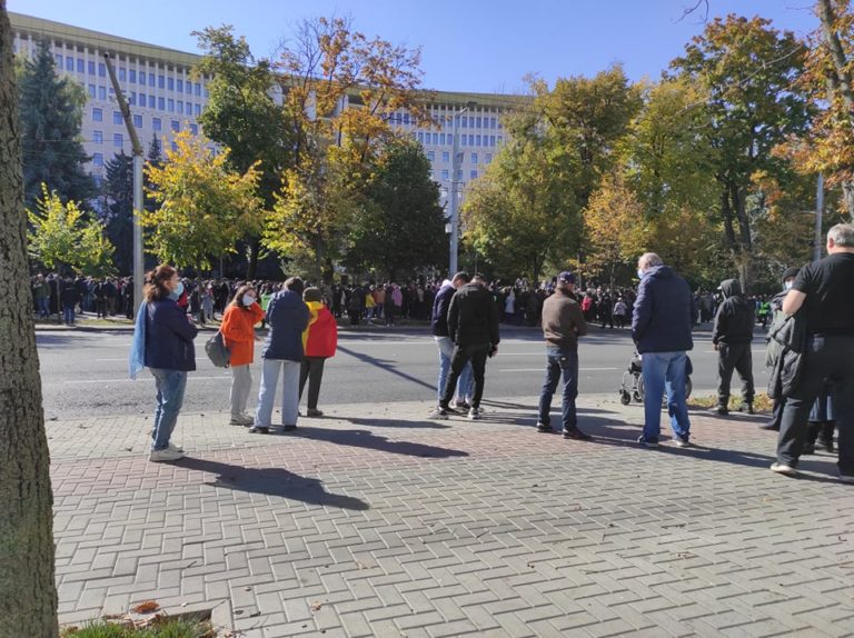 (UPD/ФОТО) У здания Президентуры РМ проходит контр-протест