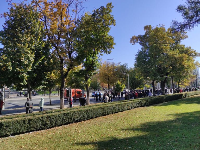 (ФОТО) У здания Парламента собираются люди на протест