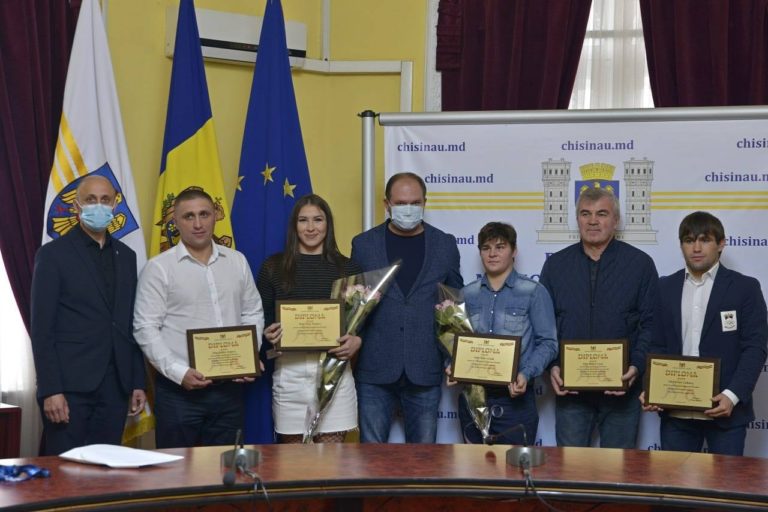 Чемпионы и вице-чемпионы мира получили по 100 и 50 тысяч леев от примарии Кишинева