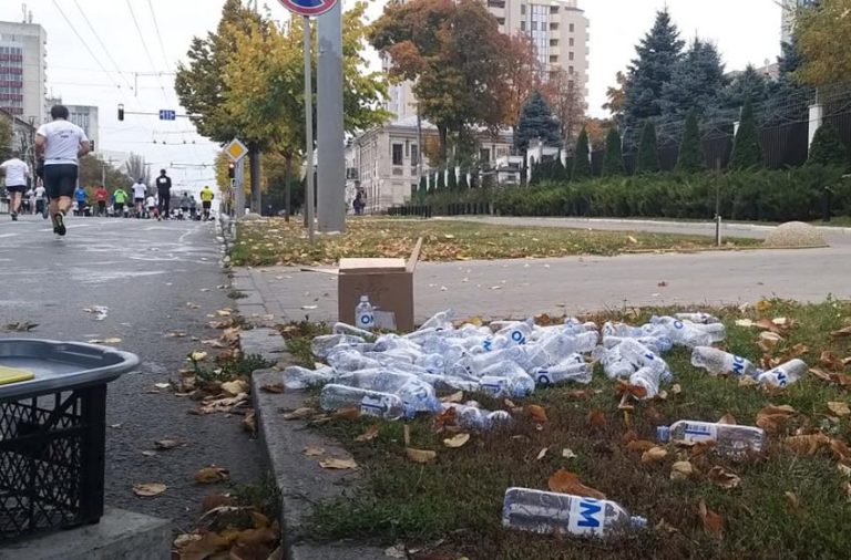 (ФОТО) Груда пластиковых бутылок осталась на земле после Кишиневского марафона. Комментарий участника Думитру Алайба