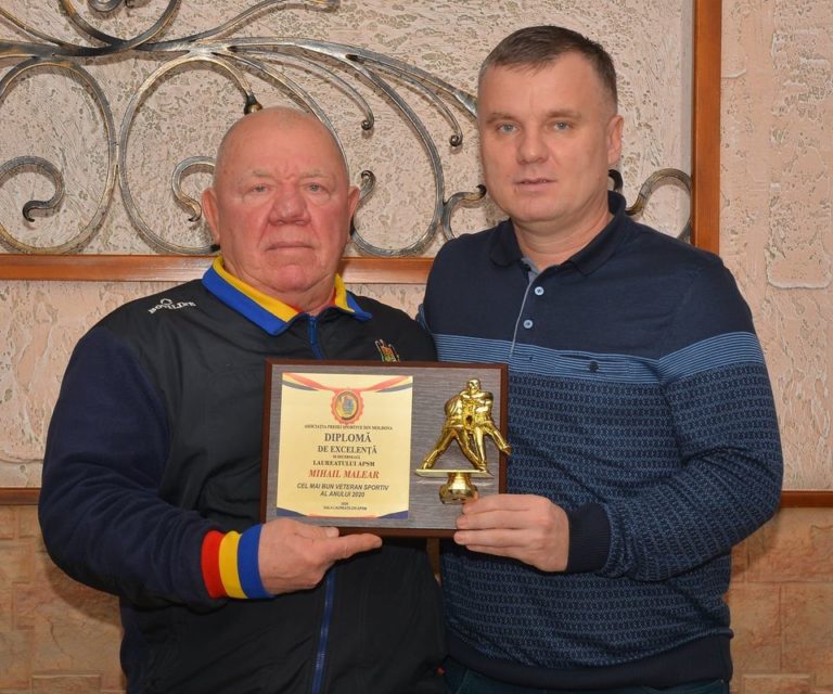 77-летний молдавский дзюдоист Михаил Маляр завоевал серебряную медаль чемпионата мира среди ветеранов