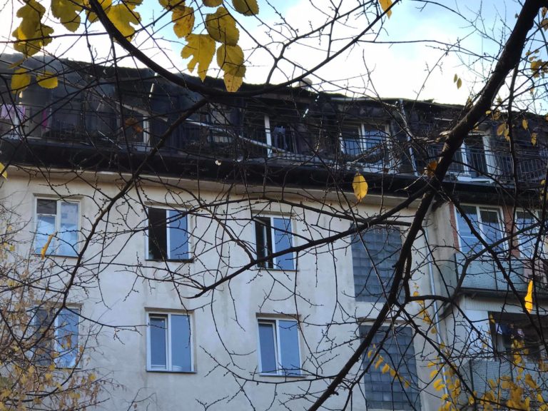 Спустя два часа пожарные продолжают тушить огонь. Погорельцы: «Самое страшное потерять квартиру»