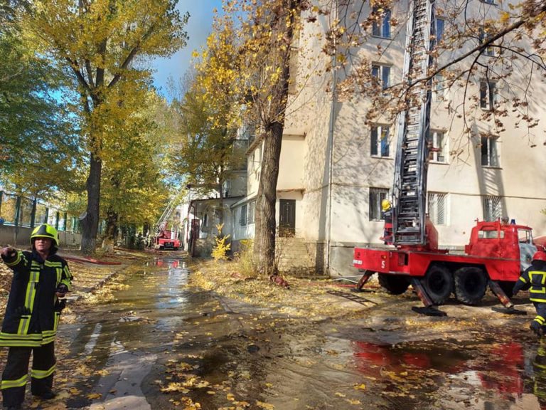 IGSU: На месте пожара работают 11 пожарных машин и более 70 спасателей