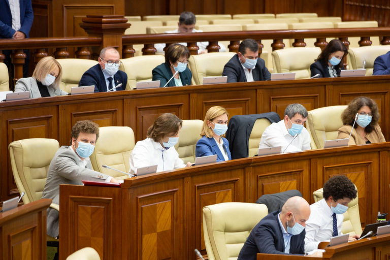 Парламент РМ одобрил поправки, ограничивающие содержание никотина в электронных сигаретах