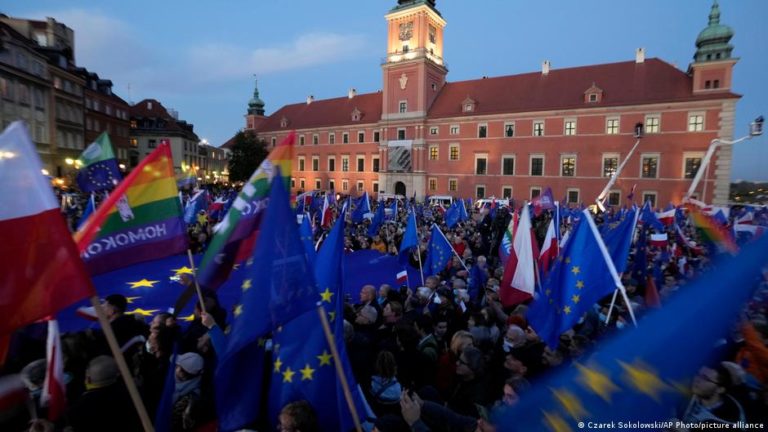 Десятки тысяч людей в Польше вышли на митинги за более проевропейскую политику
