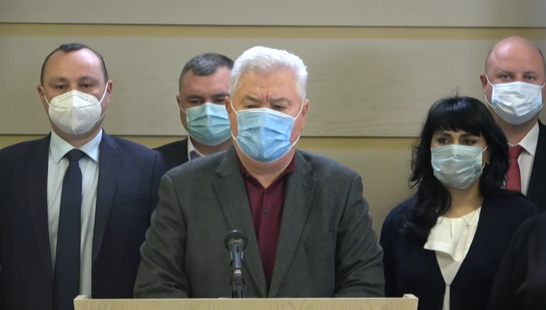 Социалисты и коммунисты бойкотируют заседание парламента