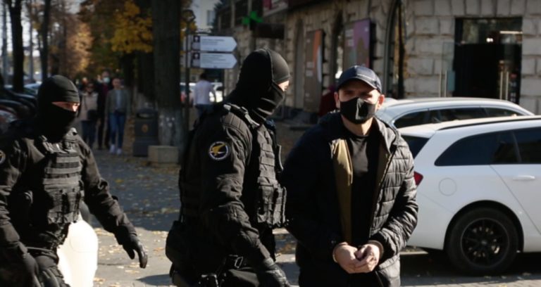 (ВИДЕО) Бывший начальник Управления №5 доставлен в PCCOCS для предъявления новых обвинений