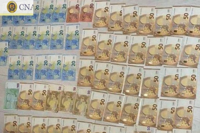 CNA: Два налоговых инспектора из Унген подозреваются в коррупции