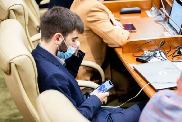 (ФОТО) 22-летний депутат от PAS  играл на телефоне во время заседания, где обсуждали вопрос о ЧП