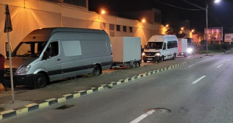 Румынская полиция конфисковала восемь автомобилей граждан Молдовы из-за незаконной перевозки пассажиров