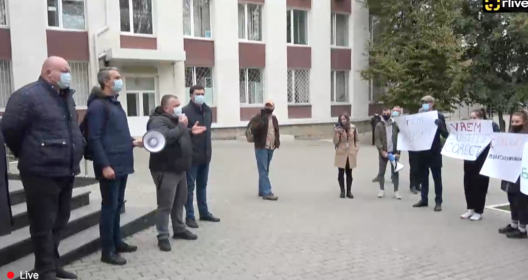 (LIVE) Протест у суда в Кишиневе, где рассматривается апелляция адвокатов временно отстраненного генерального прокурора