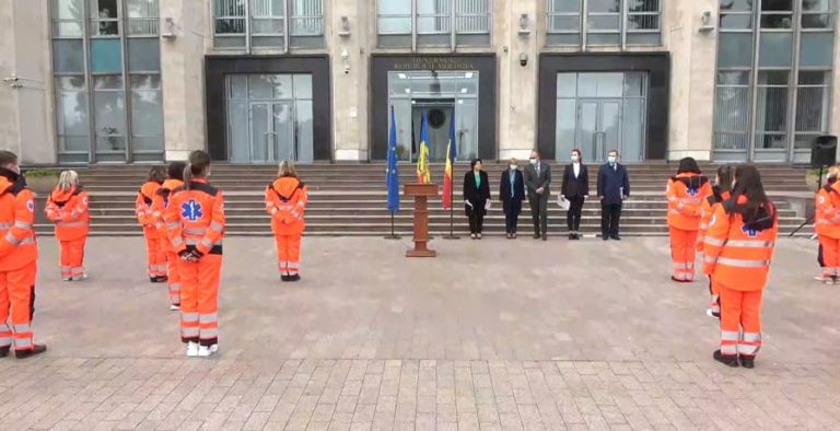 (ВИДЕО) Группа из 22 врачей и медработников из Молдовы отправилась в Румынию для помощи медицинской системе