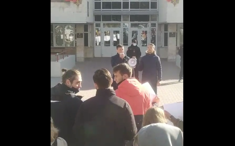 LIVE: На митинг перед судом в Кишиневе прибыли жители Гагаузии.  Участники скандируют «Свободу Стояногло!»