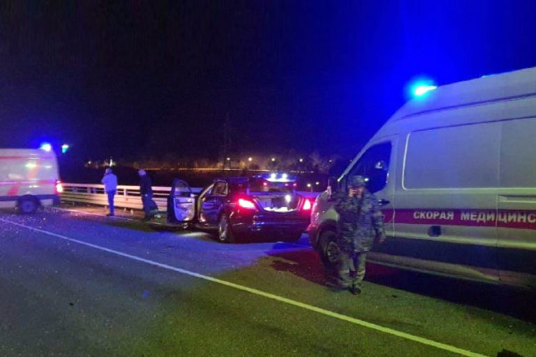 Водителя Mercedes, который вез Собчак и попал в смертельное ДТП в Краснодарском крае, отправили под домашний арест