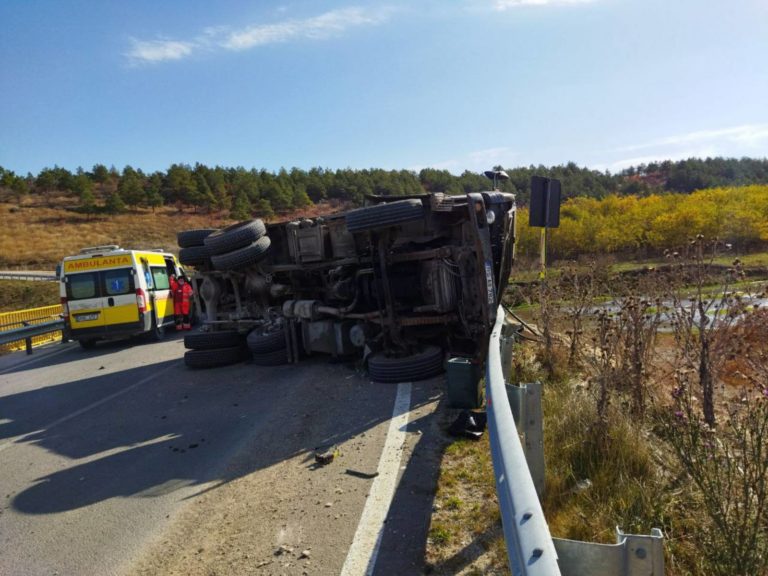 (ФОТО) Во Флорештах перевернулся грузовик: погиб человек