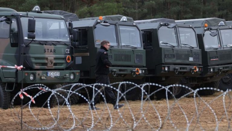 (ВИДЕО) Польша обвинила белорусских военных в попытке разрушить заграждения на границе