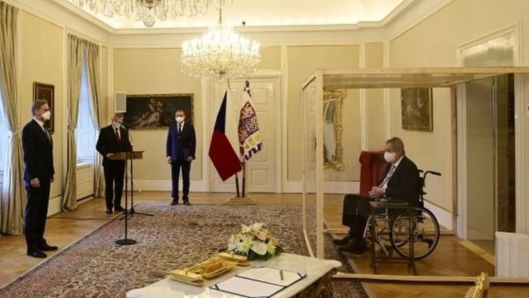 Президент Чехии Земан назначил нового премьера, сидя в стеклянном кубе