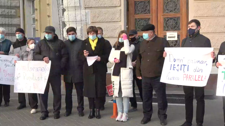 «Популизм не согревает»: Акция протеста перед мэрией Кишинева