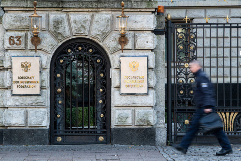 Под окнами посольства России в Берлине нашли тело дипломата. The Insider сообщает, что погибший – сын генерала ФСБ