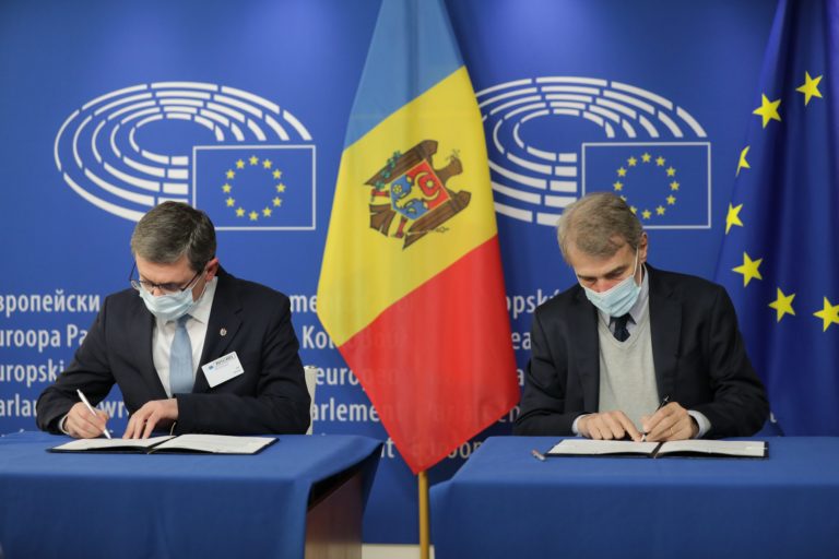 Гросу подписал Меморандум о взаимопонимании между Парламентом Молдовы и Европарламентом