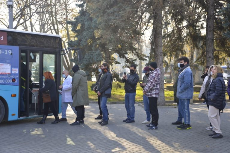 (ФОТО) Люди вакцинируются, чтобы получить ваучеры на 500 леев. В Кишиневе очереди