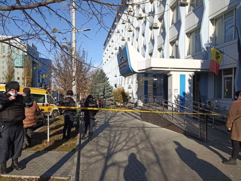 (ФОТО) Предупреждение о бомбе в двух кишиневских судах. Людей эвакуировали