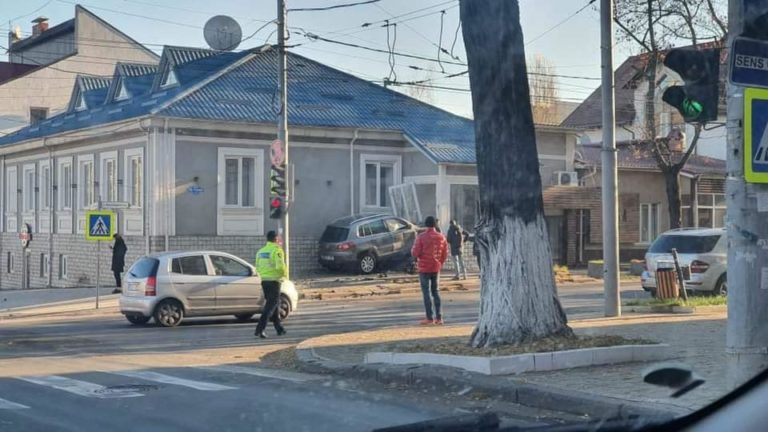 (ВИДЕО) Появилось видео аварии, в которой авто влетело в дом