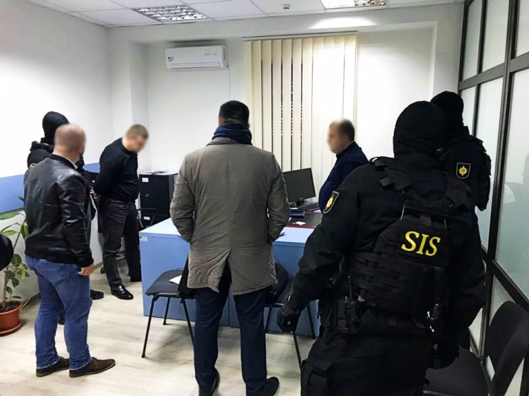 Двое сотрудников Бюро миграции задержаны. Их подозревают в вымогательстве 8 леев у матери четверых детей