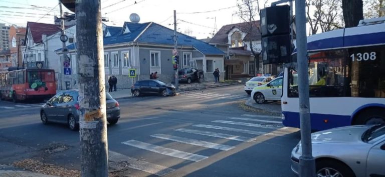 (ФОТО) В Кишиневе столкнулись два автомобиля. Один влетел в дом