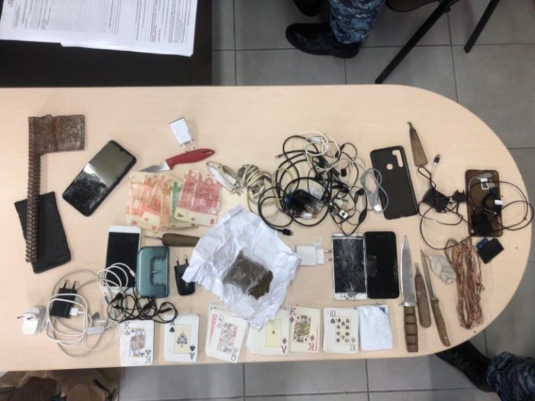 (ФОТО) В несколько пенитенциарных учреждениях прошли обыски. Изъяты телефоны, деньги и запрещенные вещества