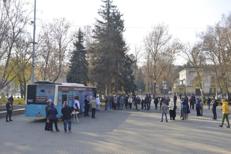 В Кишиневе продолжается марафон иммунизации. Вакцинированные получают ваучер на 500 леев