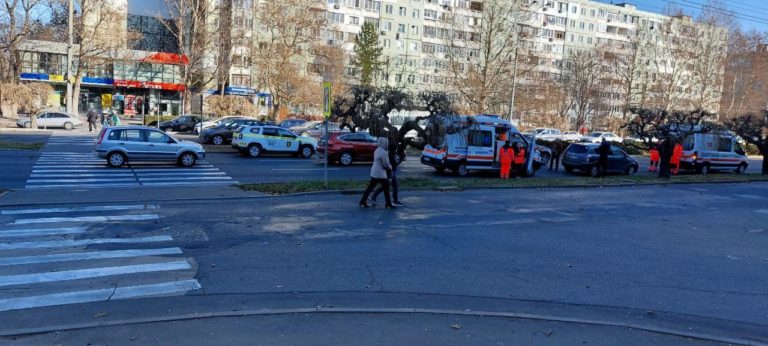 В Кишиневе на пешеходном переходе сбили женщину. Она умерла на месте