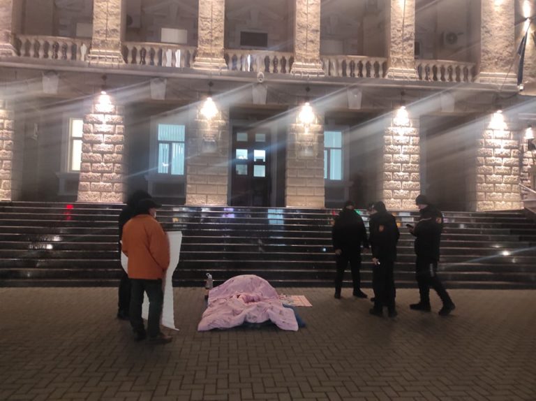 (ФОТО) Мужчина разложил постель в центре Кишинева. Он обвиняет банки в краже денег и требует встречи с главой МВД