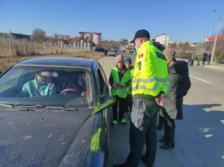 (ФОТО/ВИДЕО) В Комрате полиция и автолюбители провели акцию ко Дню памяти погибших в ДТП