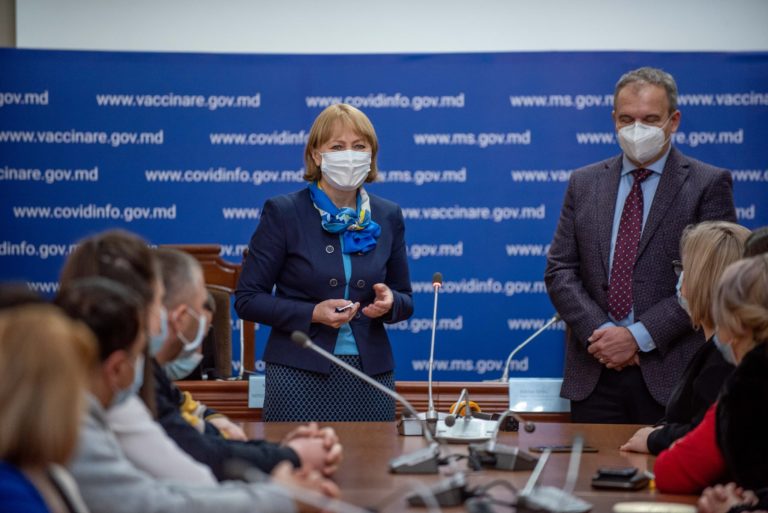 Министр здравоохранения Ала Немеренко вручила грамоты  медицинским работникам, которые оказали поддержку медикам из Румынии