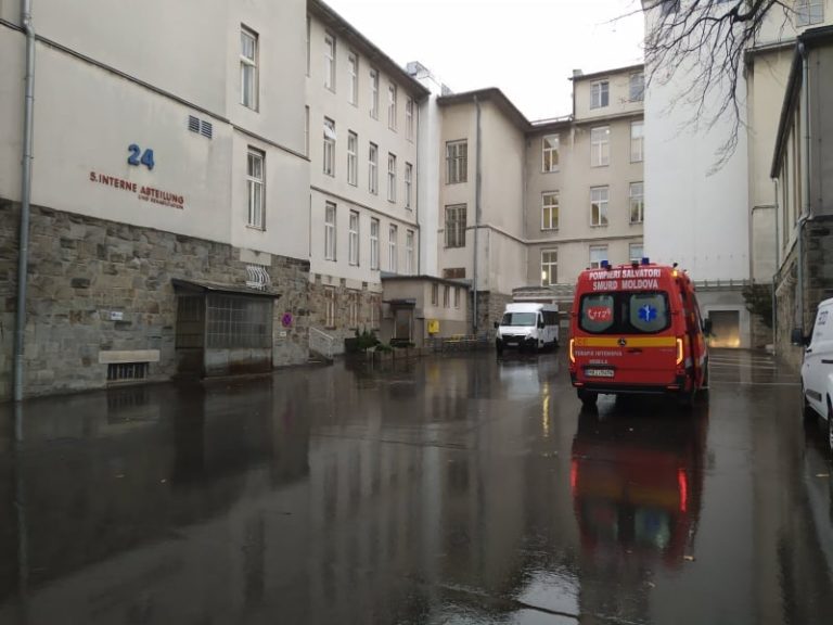 (ФОТО) Бригада SMURD доставила 62-летнюю женщину из Вены в Кишинев. Ей провели три операции