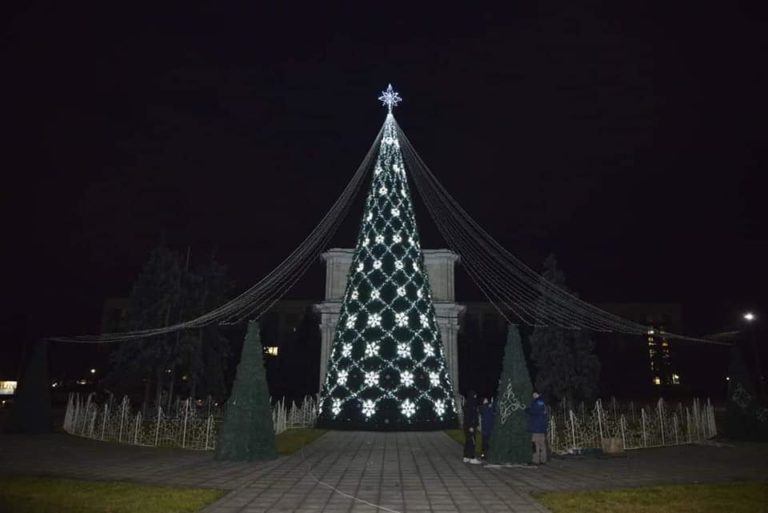 (ФОТО) Сегодня состоится открытие торжественной елки в Кишиневе