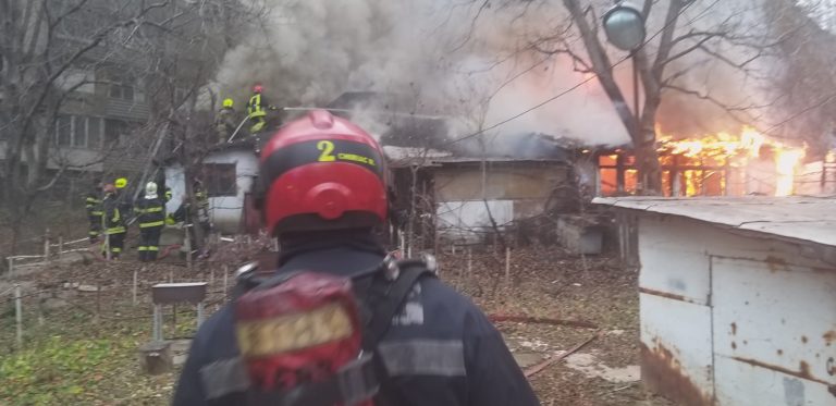 (ФОТО) На одной из улиц Кишинева загорелся дом. Огонь тушили три бригады спасателей