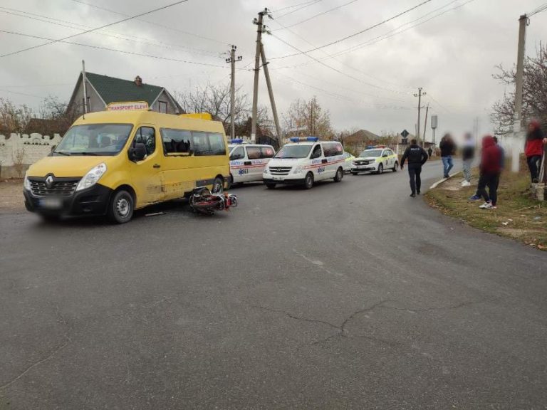 ДТП в Яловенах с участием школьного микроавтобуса
