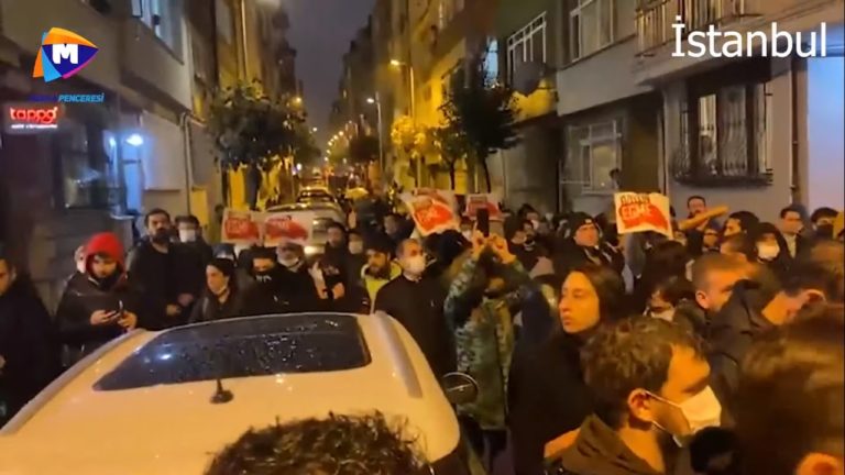 Жители Турции вышли на улицы против Эрдогана в Стамбуле и Анкаре после того, как лира рухнула: «Ваше состояние украдено у нас»